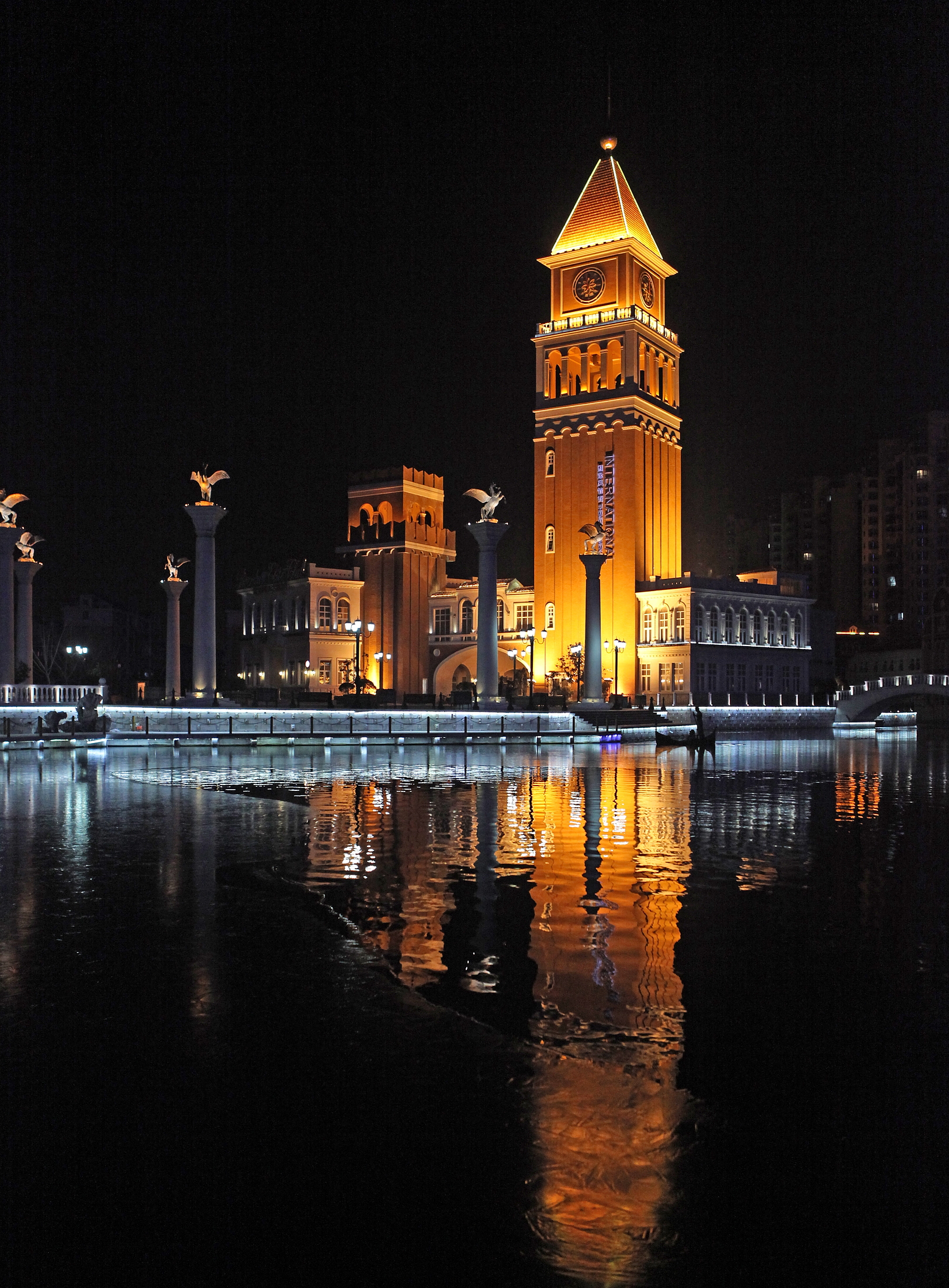  p data-id="gnaodew39r">欧洲风情街位于盐城市盐南高新区聚龙湖中心