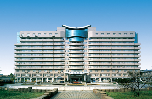  p>丹东市中心医院位于辽宁省丹东市振兴区人民路70号,建筑面积7.