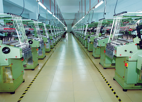 是一家民营企业,主要从事"aak"品牌拉链系列产品的开发,生产和贸易