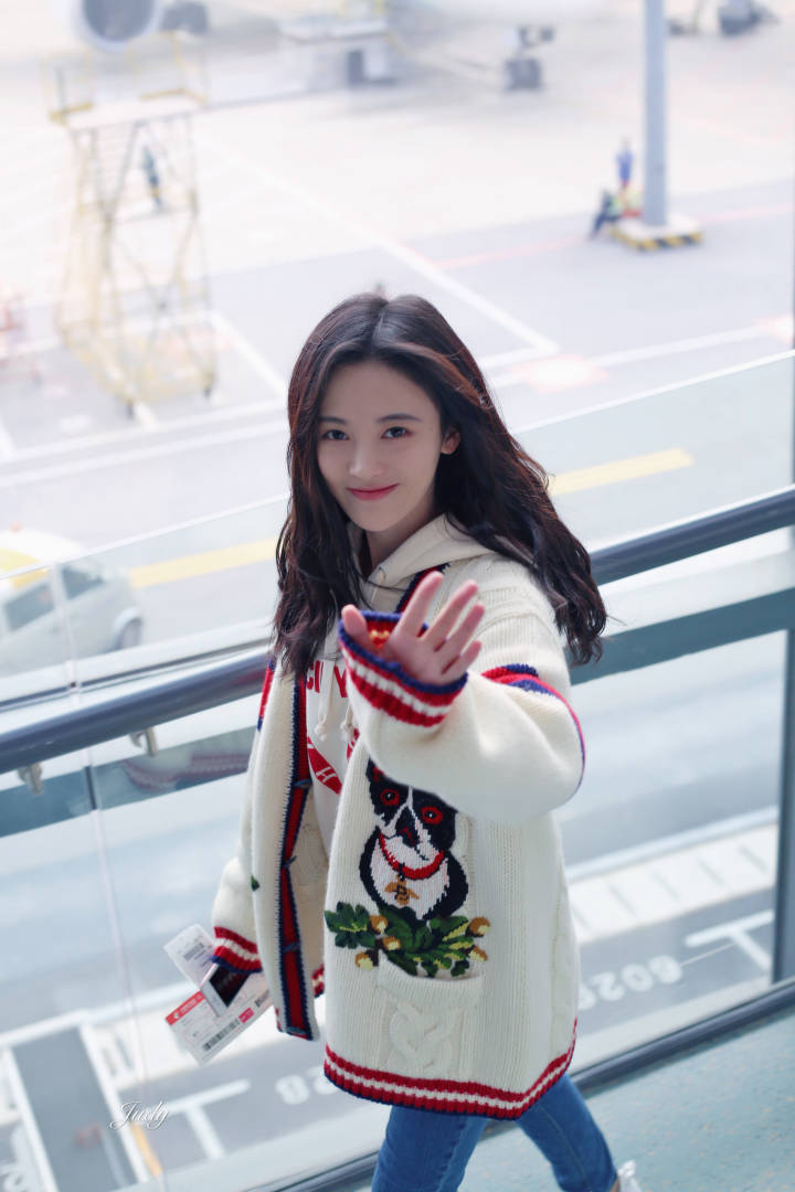  p>鞠婧祎(kiku),1994年6月18日出生于四川省遂宁市,中国内地影视女