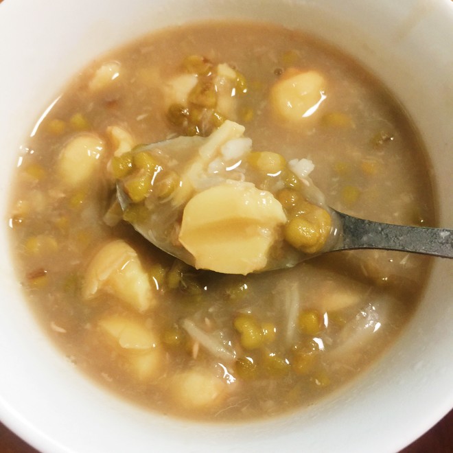  p>莲子绿豆糖水是一道简单的家常饮品,主料是莲子,绿豆,白果. /p>