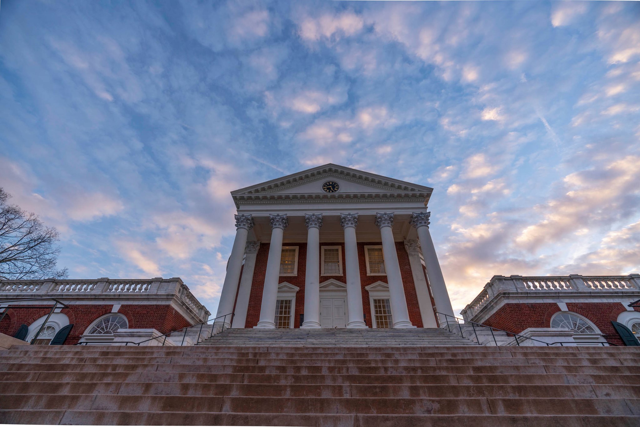  p>弗吉尼亚大学(university of virginia),简称uva,坐落于美国