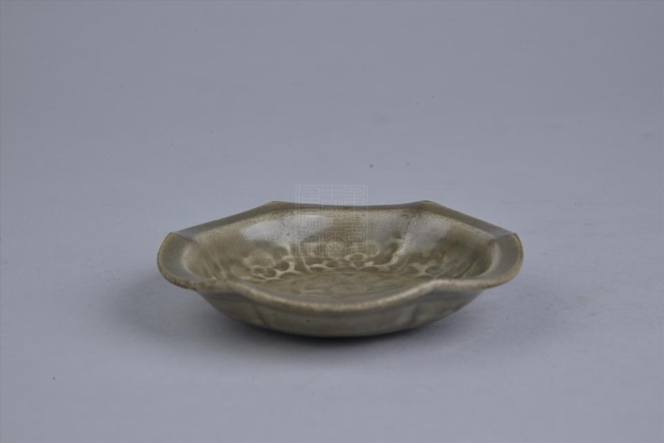 宋耀州窑印花花口青瓷碟