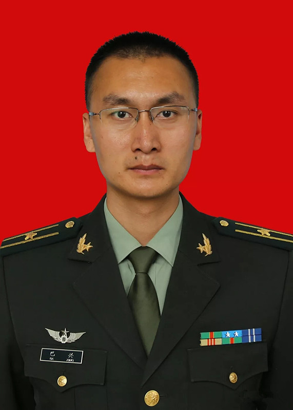 /p> p>现任陆军某边防旅政治教导员,少校军衔. /p>
