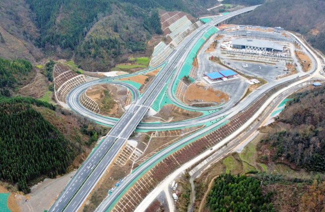 p>乐业—百色高速公路(leye—baise expressway),简称"乐百高速",是