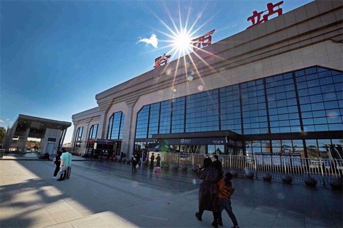 位于中国贵州省毕节市,是中国铁路成都局集团有限公司管辖的铁路痴揪