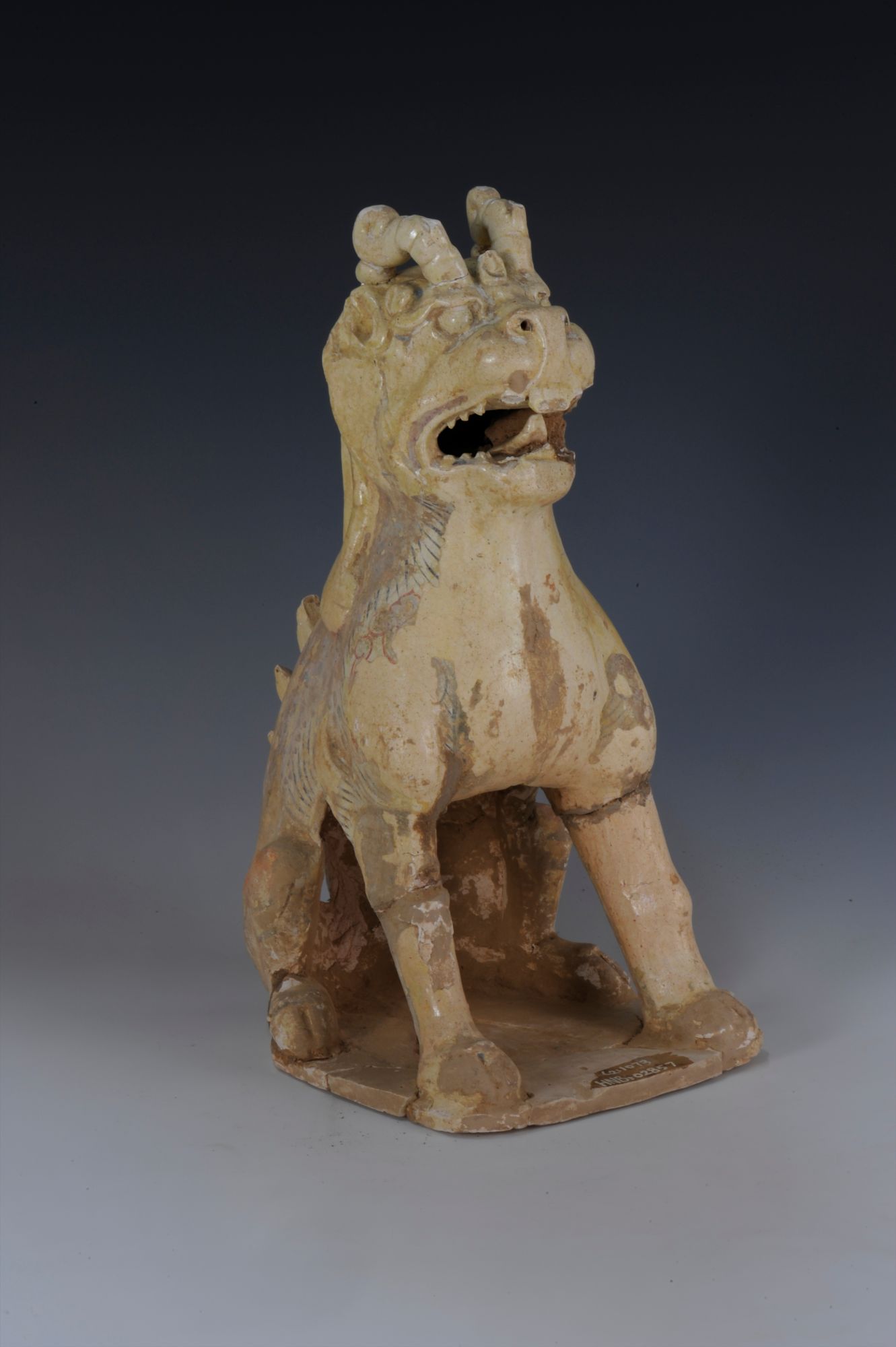  p>青釉彩绘陶镇墓兽是一件唐代的文物,馆藏于海南省博物馆. /p>