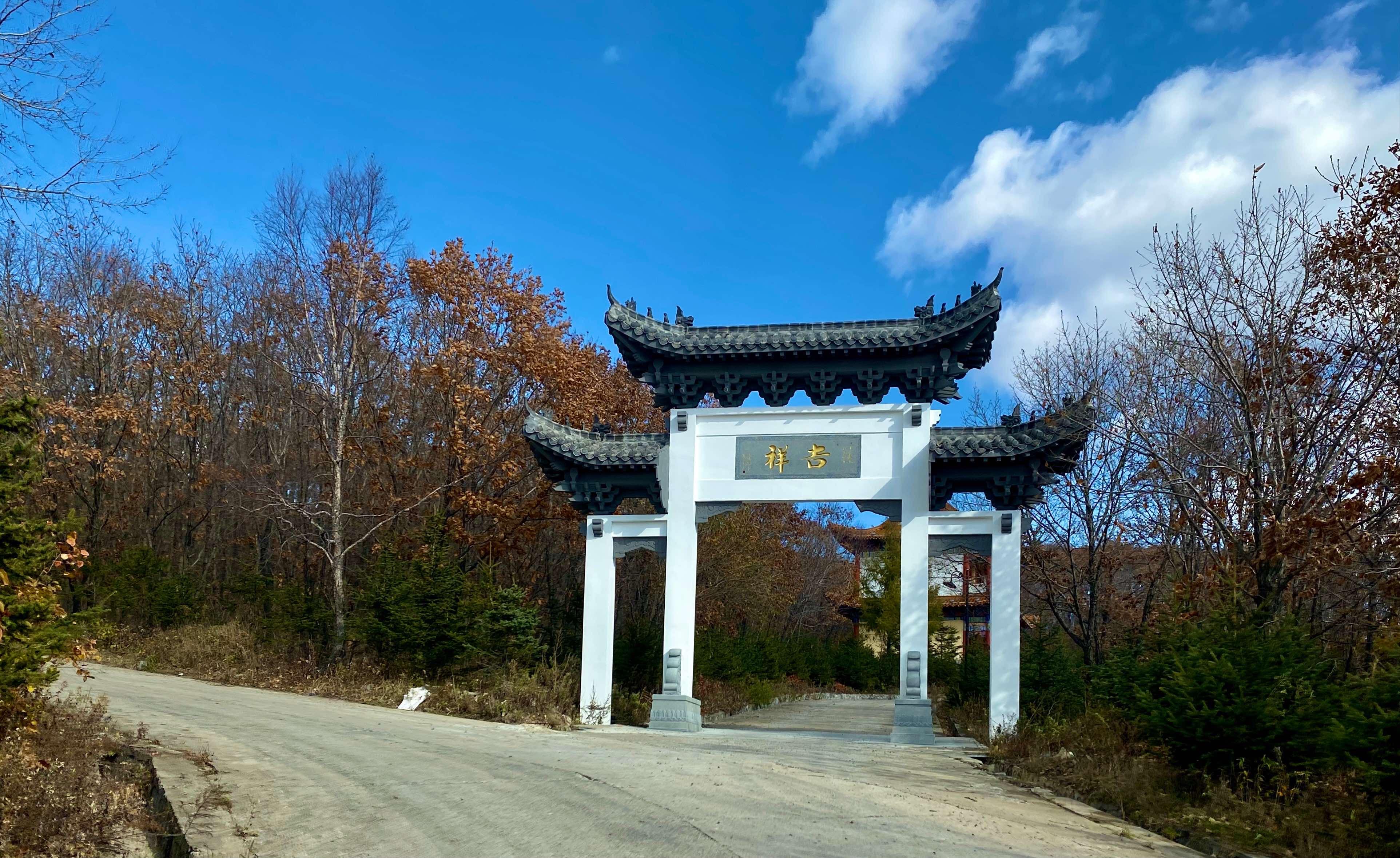  p>大光明寺位于黑龙江省牡丹江市绥芬河市天长山南麓,坐北朝南,依山