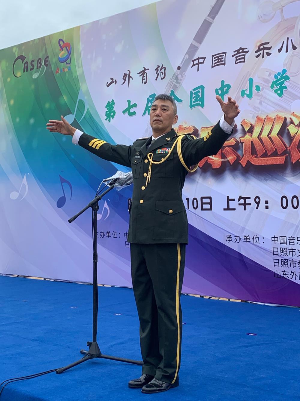 男,汉族,毕业于解放军艺术学院,曾任中国武警军乐团行进编导,天安门