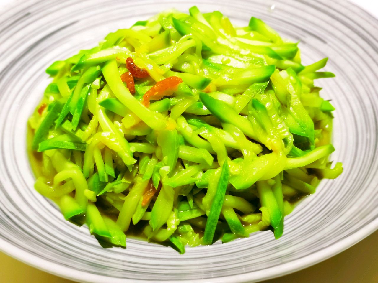 《醋溜西葫芦丝》是一道中国民间传统家庭美食,由西葫芦烹饪而成