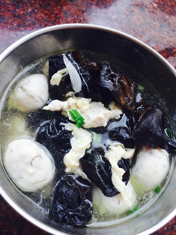 木耳菊花草鱼丸