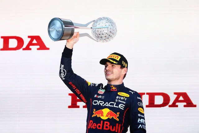 F1日本站全程回顾：大雨来搅局，维斯塔潘离奇的提前卫冕总冠军_百科TA说