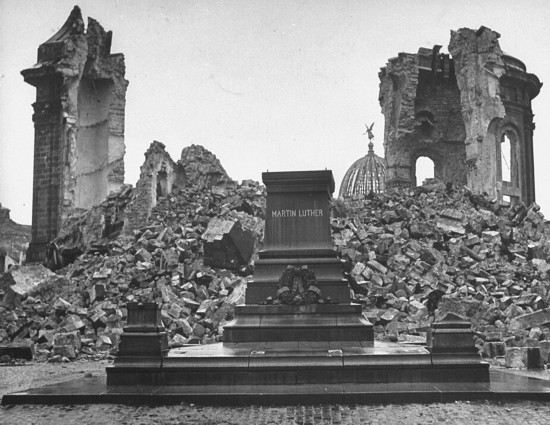  p>德累斯顿轰炸(bombing of dresden in world war ii)(1945年2月13