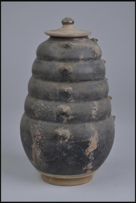 明黑釉多角带盖陶谷仓罐
