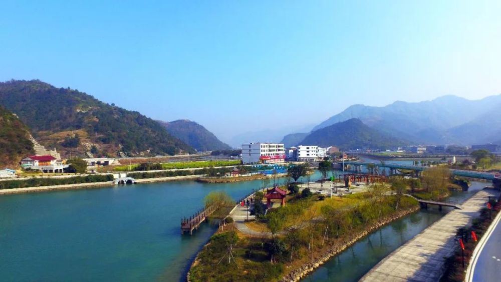  p>藻溪镇,隶属于浙江省温州市苍南县,地处苍南县中部,东倚 a target=