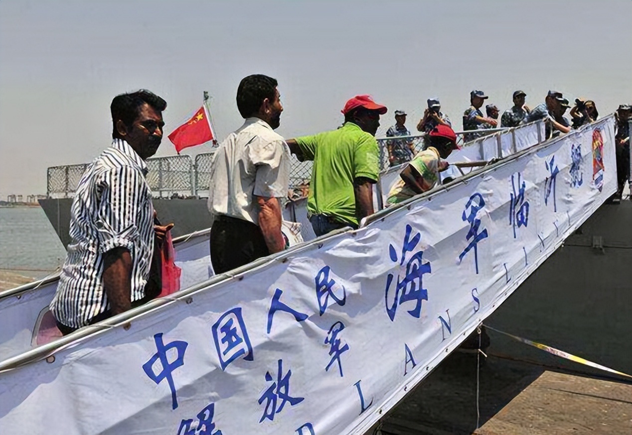 2015年也门撤侨：海军舰炮对准海岸，叛军保持克制，细节令人振奋_百科TA说