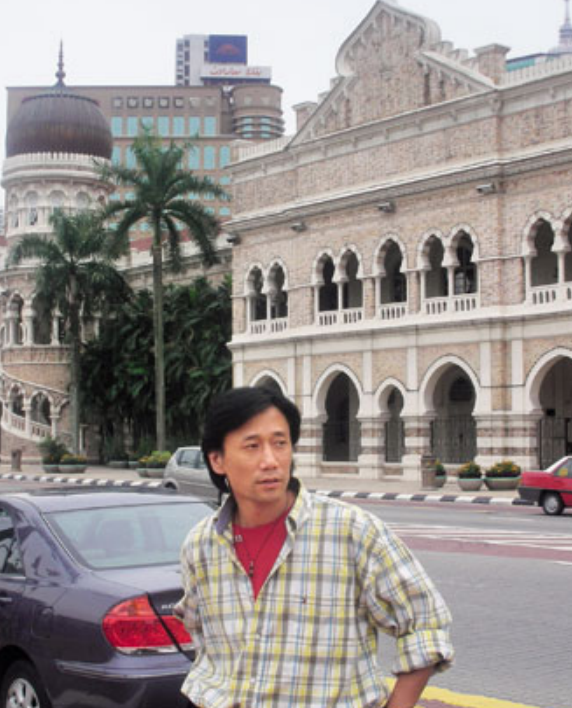 张海东, 1967年生于哈尔滨市,朝鲜族, 1991年毕业于北京中央民族学院