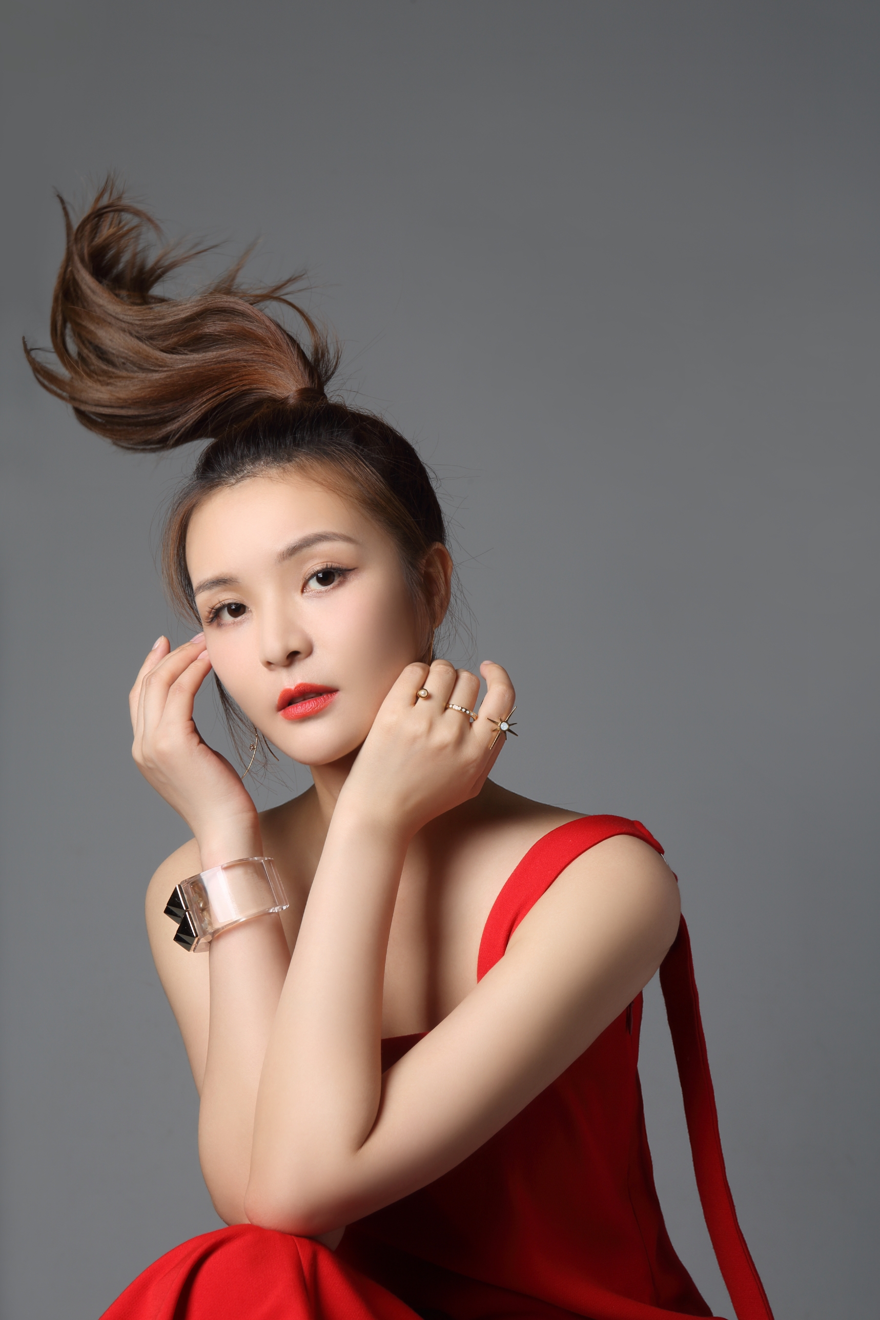  p>夏嫣,中国影视女演员,流行乐歌手.