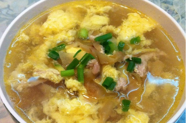  p>角菜肉丝蛋包汤是一道由角菜,肉丝,鸡蛋,姜等做成的美食. /p>