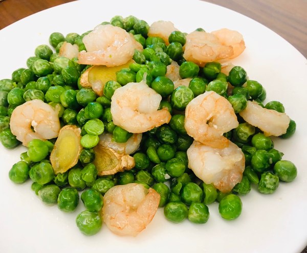  p>豌豆炒虾仁是由虾等为主要食材做成的一道菜品,属于家常菜.