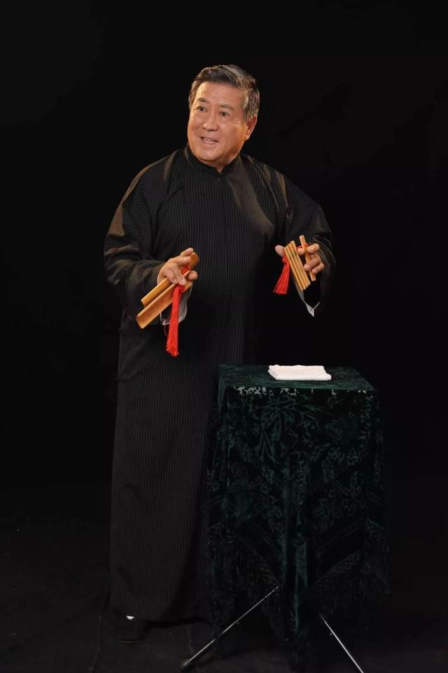 >快板书是从数来宝的基础上改革发展而成,它吸收了评书,相声,山东快书