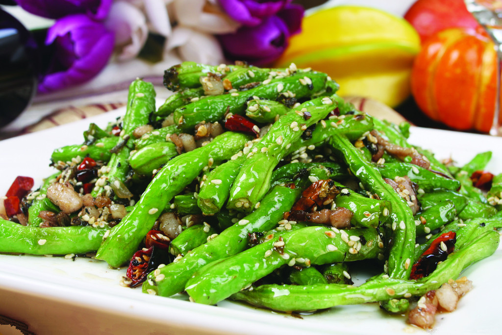 口味咸香辣,色泽嫩绿,口感脆嫩,营养丰富. /p> p>豆角中的