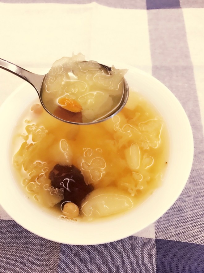  p>银耳莲子梨汤是一道以雪梨,莲子,银耳为主料制作的汤品. /p>