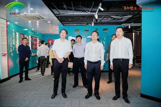 东与江都区隔河相邻,南接夏桥村,与杭集镇相连,北与泰安镇接壤,西邻