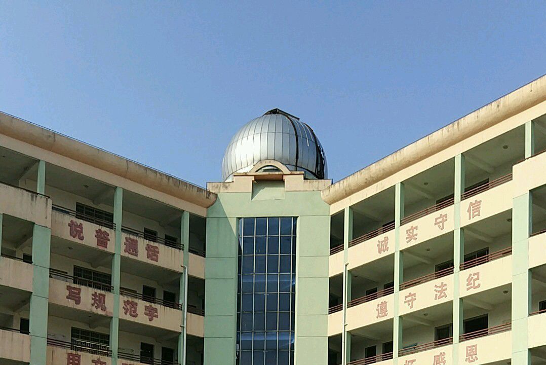 临川区第三中学坐落在江西省抚州市市中心赣