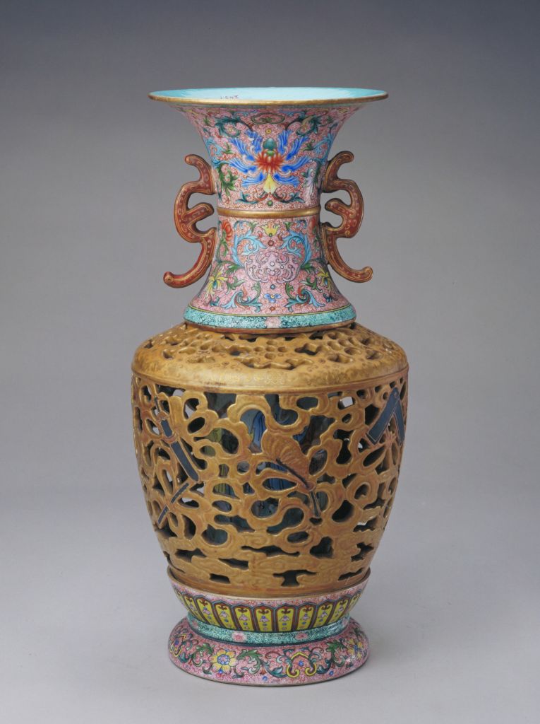 清乾隆粉彩暗八仙纹双耳转心瓶