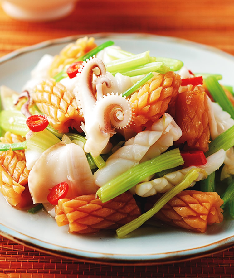 由 a target="_blank" href="/item/鱿鱼">鱿鱼 /a>须300克,芹菜等