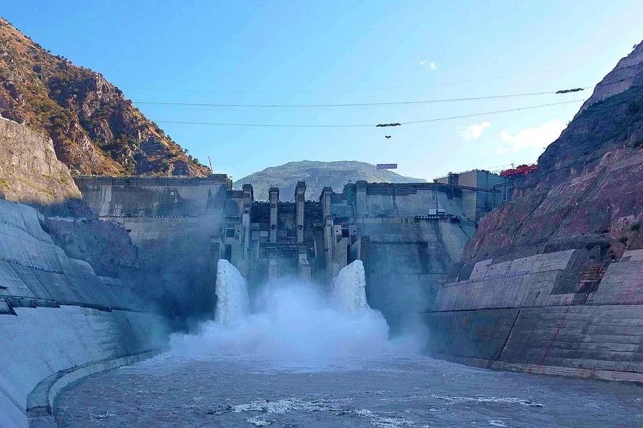 其是把土石坝施工中的碾压技术应用于混凝土坝,采用自卸汽车或皮带