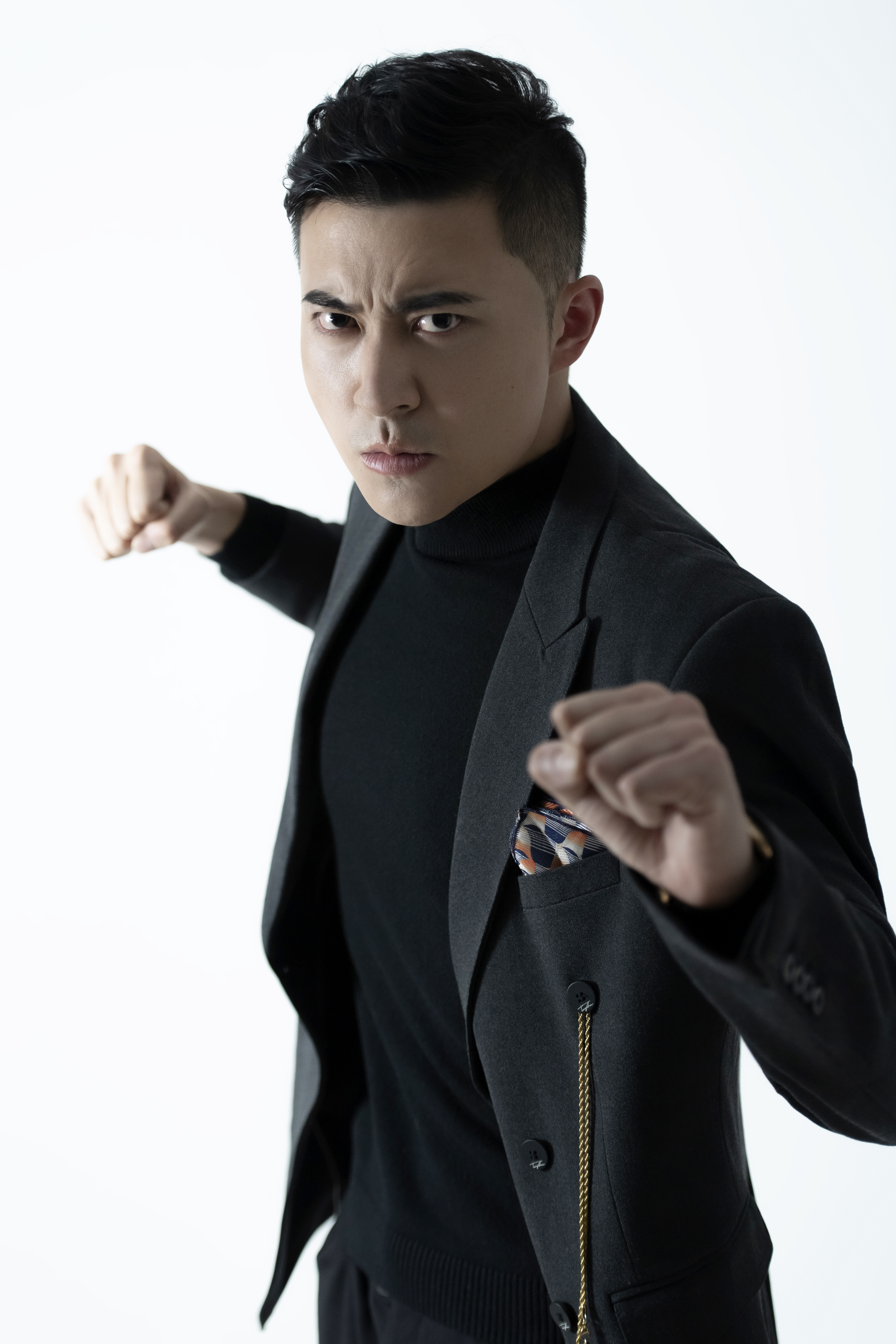 演员,曾在革命战争剧《 a target="_blank" href="/item/怒火英雄