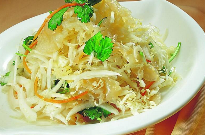  p>白菜心拌蜇头,是一道以海蜇皮,白菜和香菜为原料制作的菜品. /p>