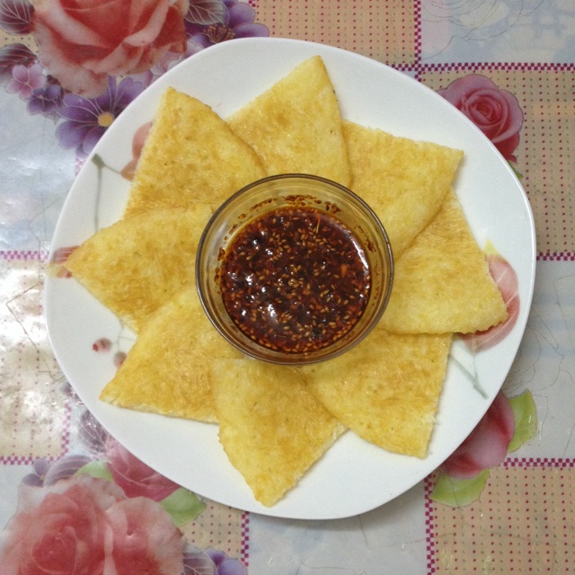  p>粉丝蛋饼以粉丝,鸡蛋为主料的食品. /p>