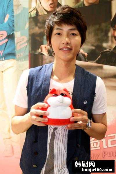 韩国男艺人,1985年出生于大田市,家中有一兄一妹,出道前曾是速滑选手