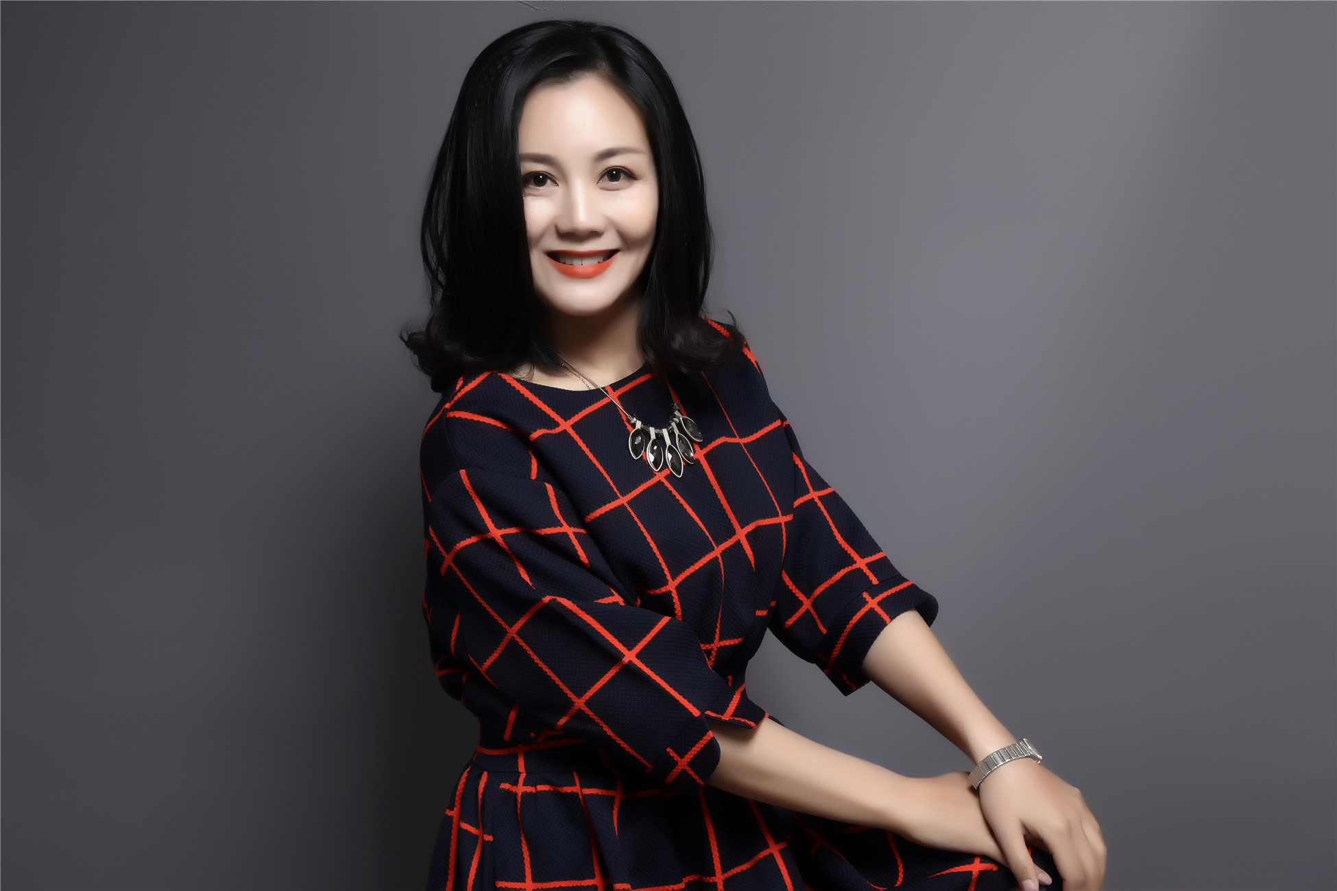 q">田淼( i>原名田静莹 /i>),1974年出生于山东青岛,中国内地女演员