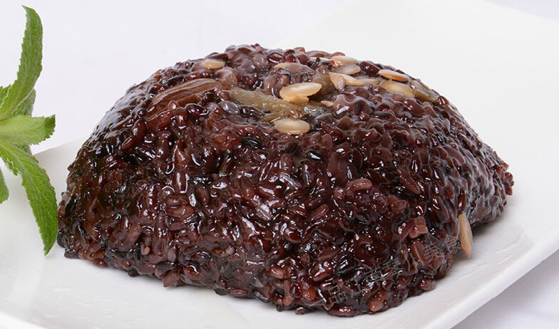  p>血糯八宝饭是一道江南地区特有的特色传统名点,属于腊八节食品.