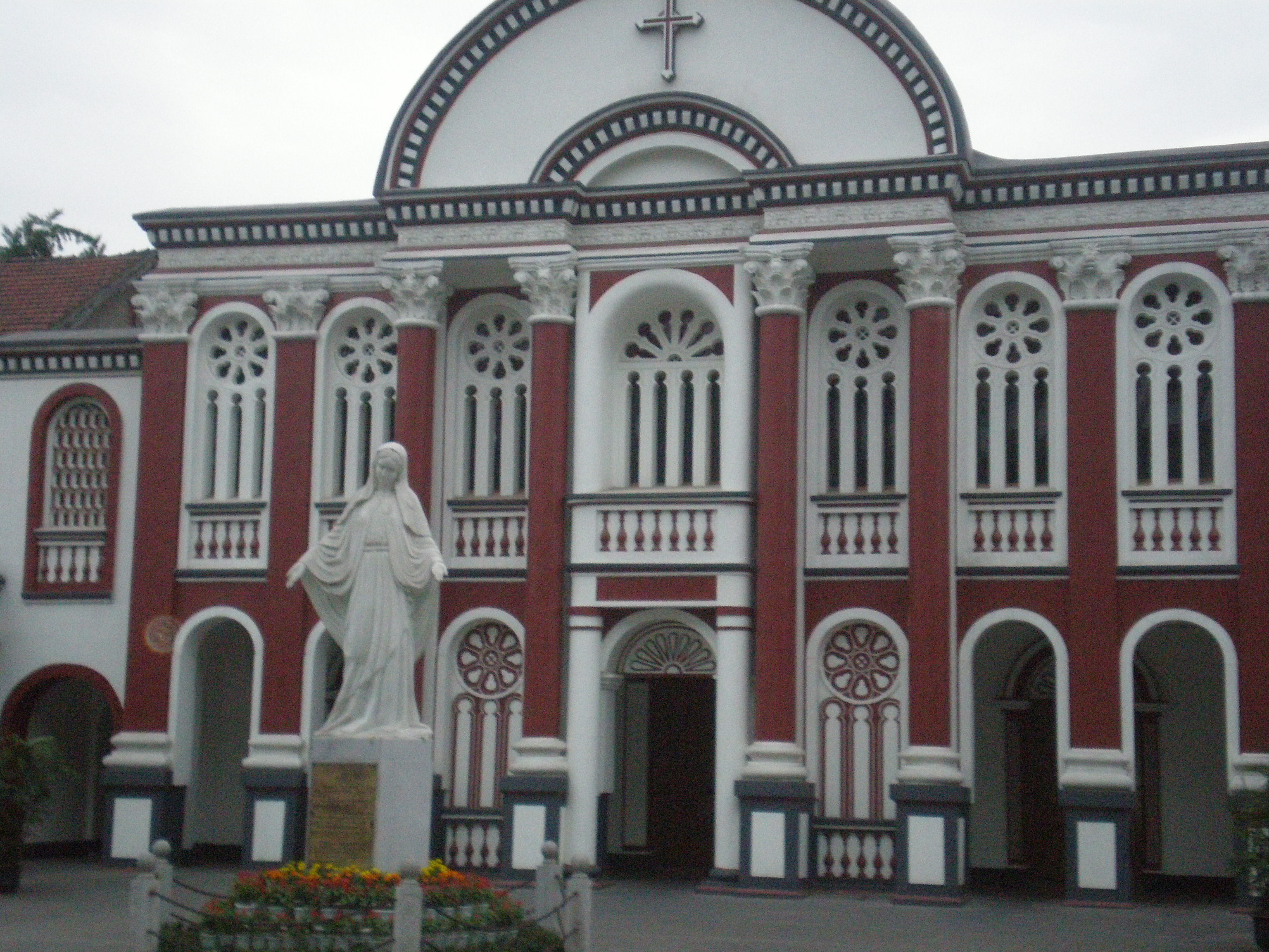  p data-id="gnzky8rhle">河北省献县张庄天主教堂,历史久远,建筑宏伟