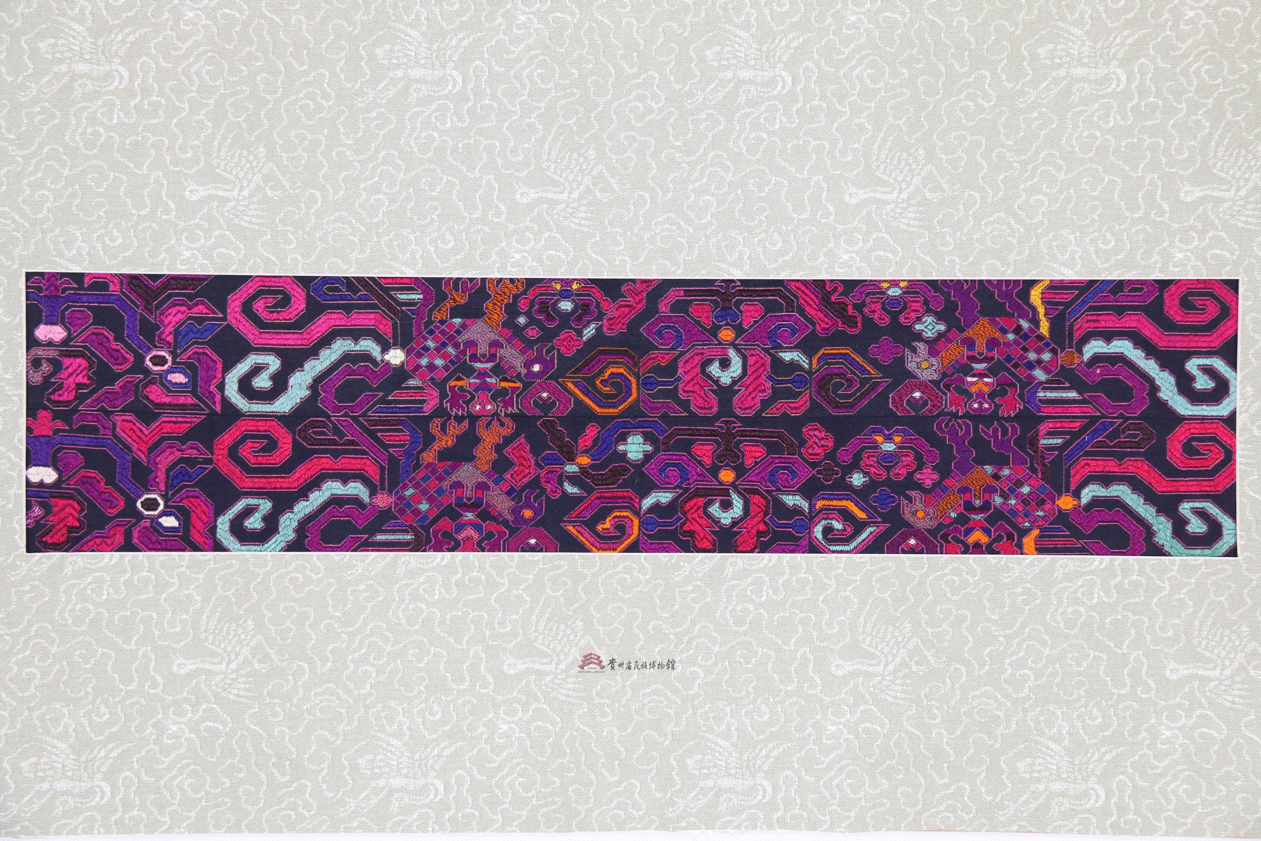 当代尚重苗族挑花人骑凤鸟纹绣片