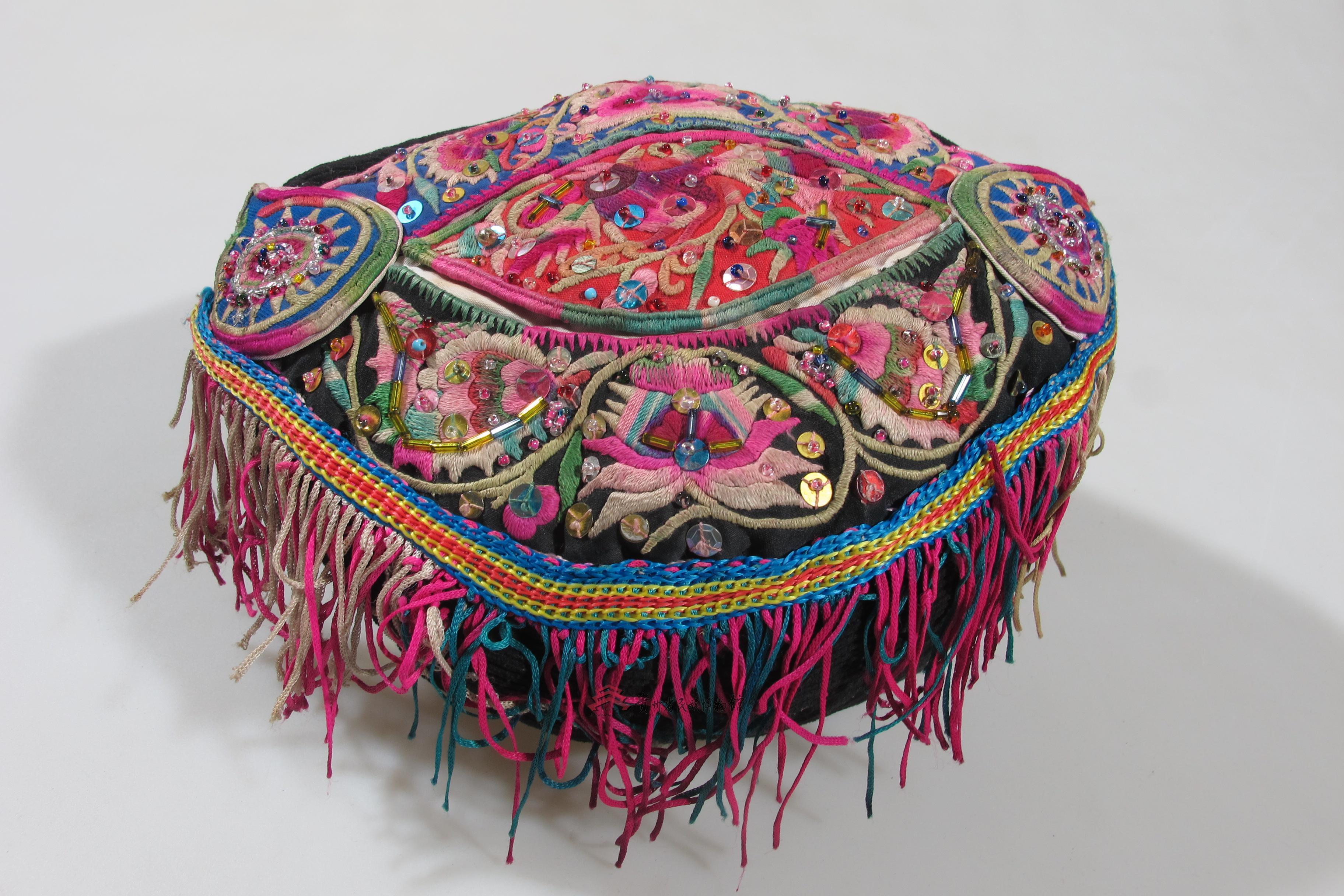 当代报京侗族平绣蝶花纹流苏女童帽