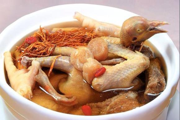  p>天麻炖鸭子主要是由鸭子和天麻为主,加点辅助材料将其用锅炖,汤汁