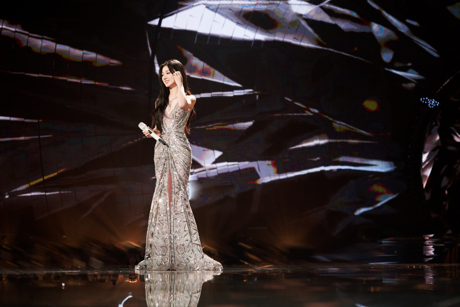 单依纯在2023-2024江苏卫视跨年晚会演唱该曲#1