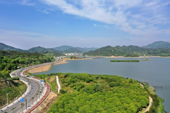  p data-id="gnbk0e6ych">皂李湖位于绍兴市上虞区梁湖街道东南方,是