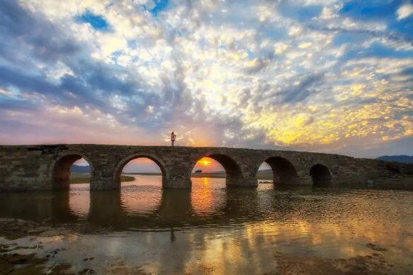  p>劳家渡五孔桥坐落于江西 a target="_blank" href="/item/湖口县