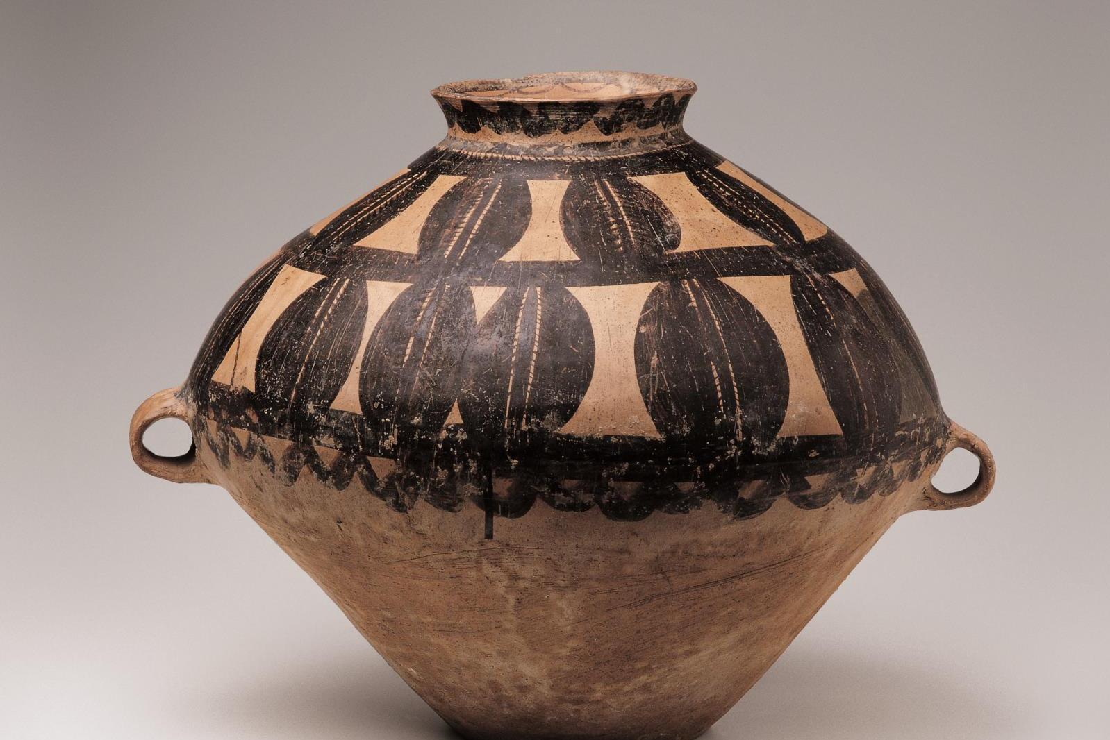 马家窑文化贝形纹彩陶罐