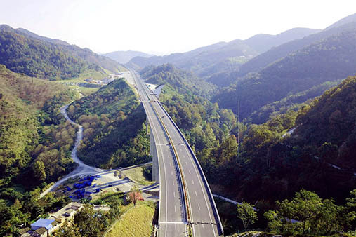  p>乐业—百色高速公路(leye—baise expressway),简称"乐百高速",是