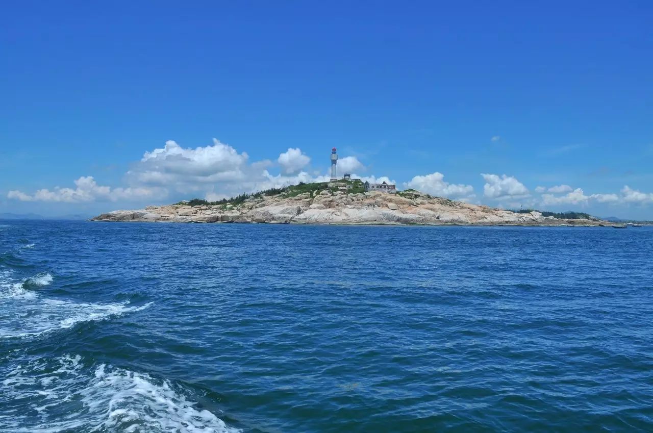 西濒乐清湾,南接洞头列岛,东临东海,总面积30669公顷,其中重点保护区