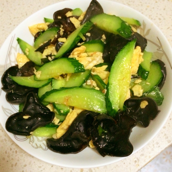  p>木耳黄瓜炒鸡蛋是一种以黄瓜1根,鸡蛋2个,黑木耳2朵为原料的食物.