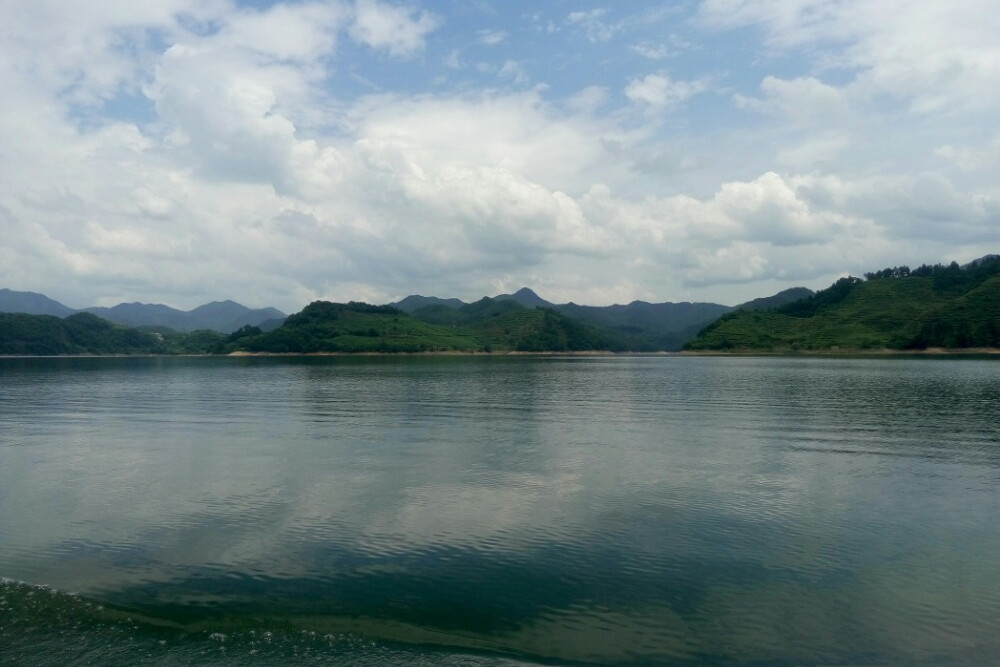  p>沃洲湖景区:也称长诏水库,它北倚沃洲山,南临天姥岭, a target="